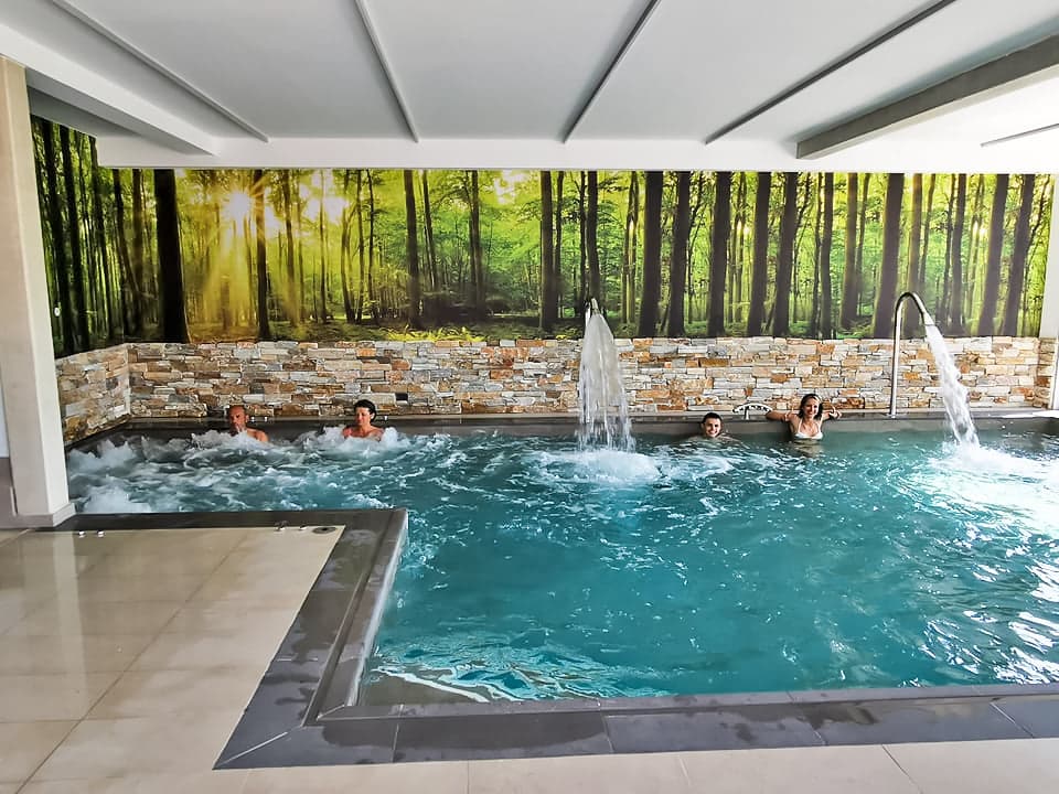 Piscine intérieure avec bain à remous